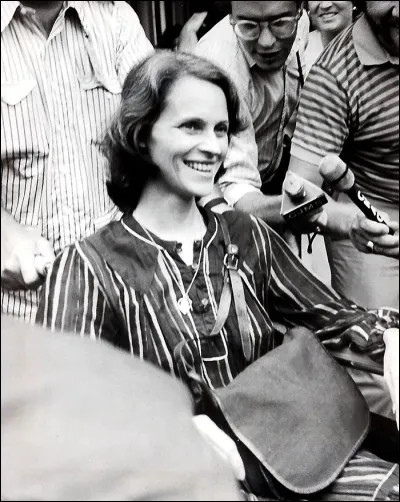 Elle décide de faire appel du jugement et est libérée sans qu'on lui permette de sortir du pays. En juillet 1983, souffrant d'un cancer de l'ovaire, elle est autorisée à retourner dans son pays natal. Qui lui paie la caution de 18 000 $ exigée par la Cour ?