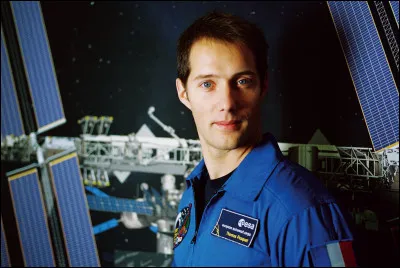 En mai 2009, il est sélectionné parmi les candidats pour faire partie du troisième groupe d'astronautes européens. Combien sont-ils ?