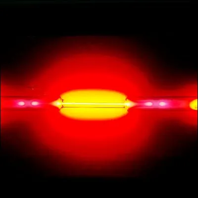 Quel gaz &eacute;met des couleurs brillantes quand il est excit&eacute; par des d&eacute;charges &eacute;lectriques ?