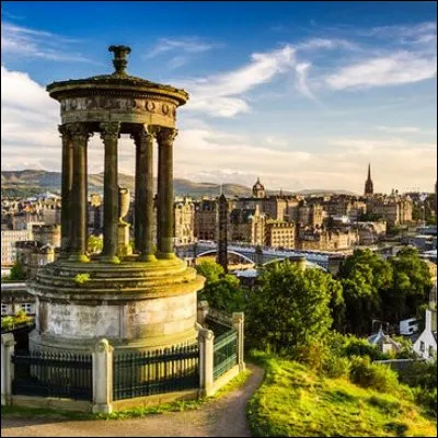 Quelle ville britannique, deuxi&egrave;me centre financier du pays, peut-on admirer depuis Calton Hill, qui accueille entre autre l�Old Royal High School ?