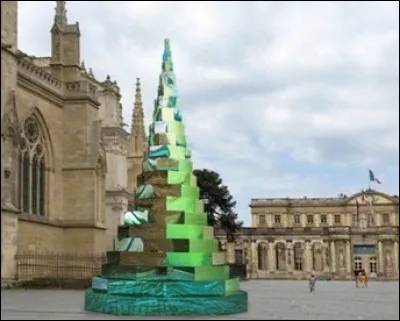 Quelle ville fait polémique en cette année 2021 en achetant un sapin en verre à 60 000 € mais réutilisable ?