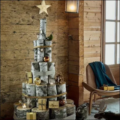 Que place-t-on généralement au sommet du sapin ?