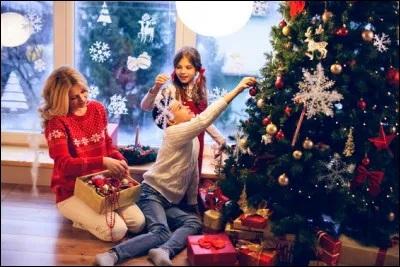 La décoration du sapin est un rituel familial. Il permet de symboliser...