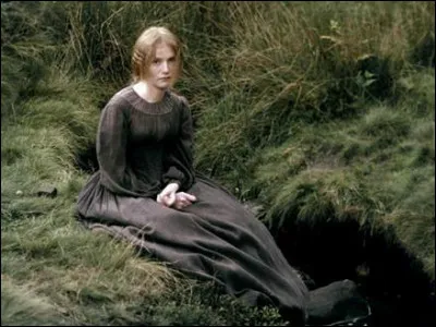 Dans quel film Isabelle Huppert est-elle une femme se réfugiant dans l'écriture ?