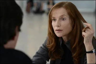 Dans quel film Isabelle Huppert est-elle une photographe de guerre décédée dans un accident de voiture ?
