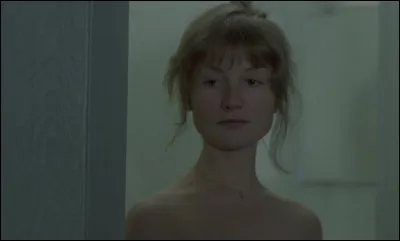 Dans quel film Isabelle Huppert est-elle une femme attendant un enfant d'un homme récemment sorti de prison ?