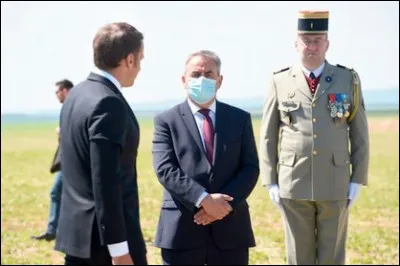 Il n'a pas encore de médailles ni de siège présidentiel mais déjà un masque. Quel est ce prudent candidat déjà président des Hauts-de-France ?