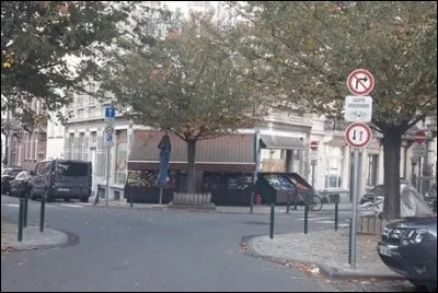 À ce passage étroit, je dois céder le passage :