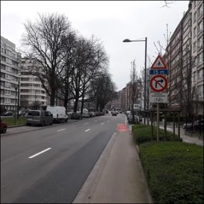 Si je circule dans la bande de droite de cette voie prioritaire :