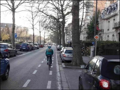 Sur un voie prioritaire où il y a un piste cyclable tracée sur la chaussée, je dois laisser une largeur latérale...