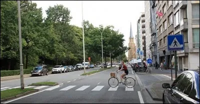 Les cyclistes peuvent-ils traverser sur ce passage pour piétons ?