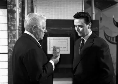 Dans le film "Le Cave se rebiffe", que fabrique Maurice Biraud (dans le rôle du cave) ?