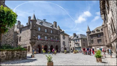 Dans quel département se trouve le village de Salers ?