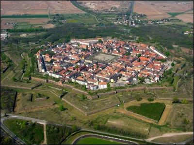 Dans quel département verrez-vous Neuf-Brisach, place forte construite par Vauban à la fin du XVIIe siècle ?