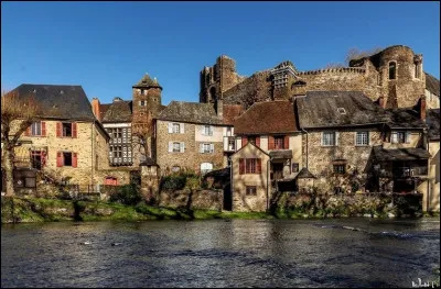 Dans quel département pourrez-vous voir le village de Ségur-le-Château ?