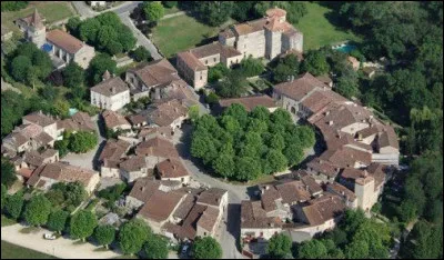 Dans quel département irez-vous voir village de Fourcès, ancienne bastide caractéristique pour son plan circulaire ?