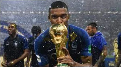En quelle année la France remporte-t-elle pour la deuxième fois de son histoire, la Coupe du monde de football ?