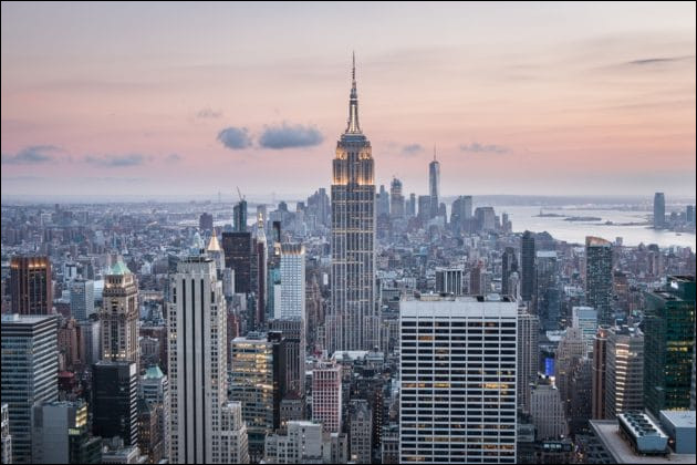 Où se trouve exactement l'Empire State Building à New York ?