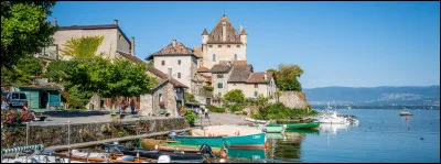 Dans quel département verrez-vous le village d'Yvoire et son château au bord du lac ?