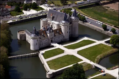 Dans quel département pourrez-vous visiter le château de Sully-sur-Loire ?