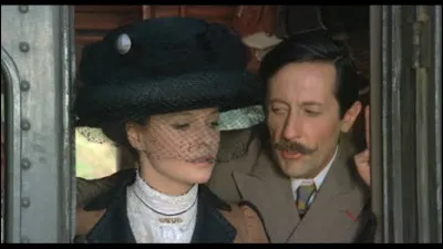 Qui est le réalisateur de la comédie italienne "Mon Dieu, comment suis-je tombée si bas ?" avec Jean Rochefort et Laura Antonelli ?