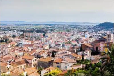Près de laquelle de ces grandes villes se situe la ville d'Hyères ?