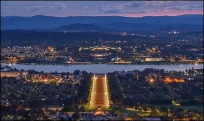 Voyageons en Australie située dans l'océan Indien/Pacifique, et dont la capitale est Sydney :