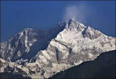 Quelle est l'altitude exacte du Kangchenjunga ?