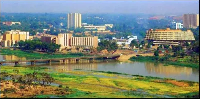 Quelle est cette ville, capitale du Niger, située sur le fleuve Niger, poumon économique, financier et culturel du pays ?
