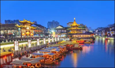 Quelle est cette ville, berceau de la civilisation chinoise, une capitale de la Chine de 229 à 1949, situé sur le fleuve Yangtze ?