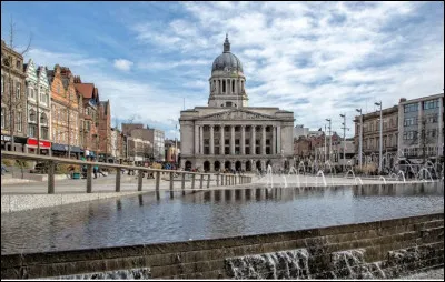 Quelle est cette ville du Royaume-Uni, grande cité industrielle au passé médiéval, célèbre pour la légende de Robin des Bois ?