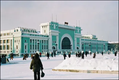 Quelle est cette ville de Russie, capitale de la Sibérie, connue pour son climat fortement continental avec des hivers très froids ?