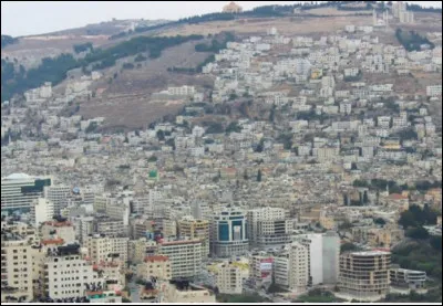 Quelle est cette ville de Cisjordanie en Palestine, fondée en l'an 72 qui abrite des lieux saints musulmans, chrétiens, samaritains et juifs dont le tombeau de Joseph le père de Jésus ?