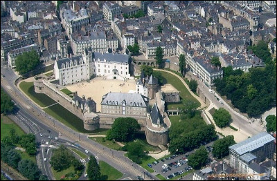 Quelle est cette ville de France, chef-lieu de la Loire-Atlantique où se trouve le château des ducs de Bretagne ?