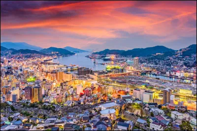 Quelle est cette ville du Japon, cible de la deuxième bombe atomique larguée le 9 août 1945 par les États-Unis, aujourd'hui l'un des plus importants chantiers navals du monde ?