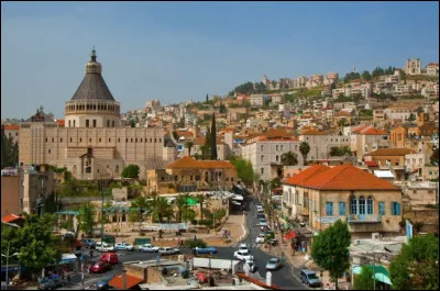 Quelles est cette ville de Galilée en Israël, célèbre pour avoir été le lieu de résidence de la famille de Jésus ?