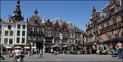 Quelle est cette ville, la plus vieille des Pays-Bas, située près de la frontière allemande ?