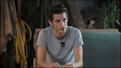 L'image montre Pierre Niney dans...