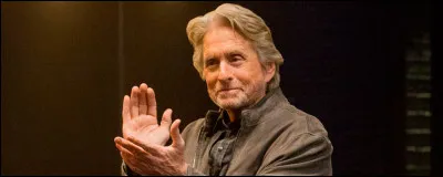 L'image montre Michael Douglas dans...