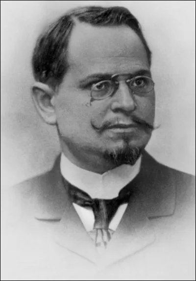 Aloïs Riegl (1858-1905) théorise le concept du Kulstwollen (art + volonté). Le monde est volonté, l'art est volonté. L'artiste est soumis à son "inspiration". De quel philosophe cette théorie est-elle inspirée ?