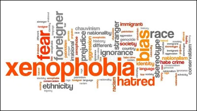 Quelle est la définition du mot "xénophobie", qui est très proche de celle du mot précédent ?