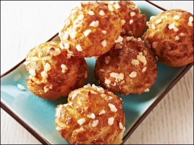 Sucre brut en morceaux sur ces chouquettes :