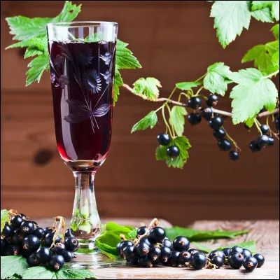 Kir traditionnel : vin blanc aligoté de Bourgogne et crème de...