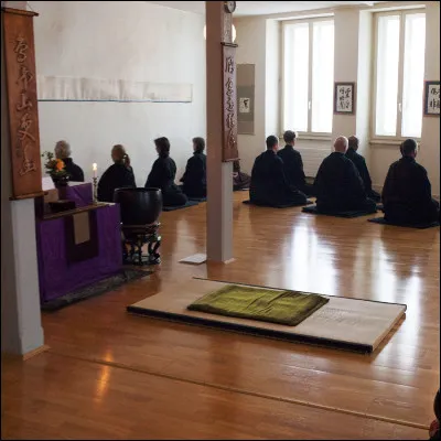 Comment s�appelle la pi&egrave;ce japonaise servant &agrave; la pratique religieuse ainsi qu�&agrave; celle des arts martiaux ?