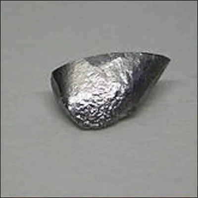 Quel &eacute;l&eacute;ment chimique de num&eacute;ro atomique 77, r&eacute;put&eacute; pour &ecirc;tre le plus r&eacute;sistant &agrave; la corrosion, est souvent associ&eacute; au platine dans des dispositifs supportant de hautes temp&eacute;ratures ?