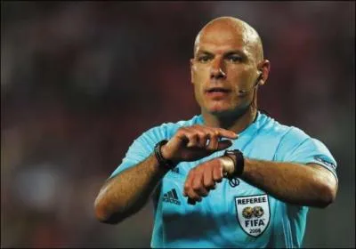 Les erreurs d'arbitrage d'Howard Webb, c'tait mieux avant. Avant d'ignorer la main de Maicon et les plongeons de Pandev face  Munich, il avait sauv Bordeaux en 8mes en refusant un but valable  :