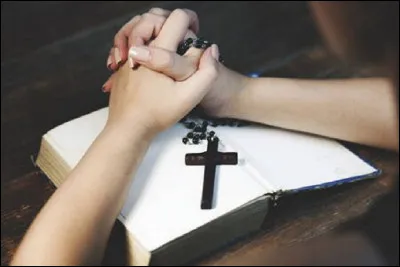 Comment appelle-t-on une personne très attachée à la religion et ses pratiques ?