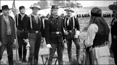 "Le Massacre de Fort Apache" (1948) avec Henry Fonda dans le rôle du lieutenant-colonel Thursday, John Wayne et Shirley Temple, est un film de ...