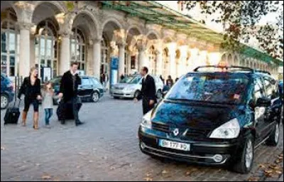 Quel taxi vient chercher ses clients à la sortie de la gare ?
