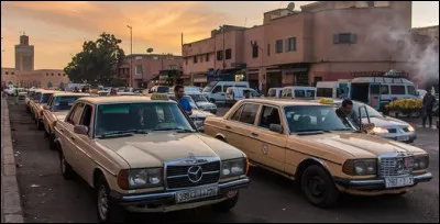 Dans quelle ville peut-on voir ce parking de taxis en attente ?